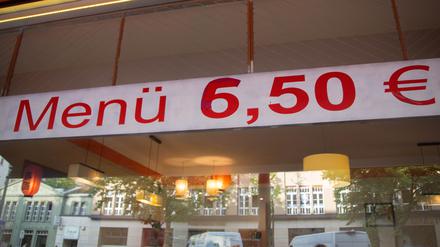 Aus 5 mach 6: Preisinfo an der Fassade eines Sushi-Ladens in Berlin-Friedenau.