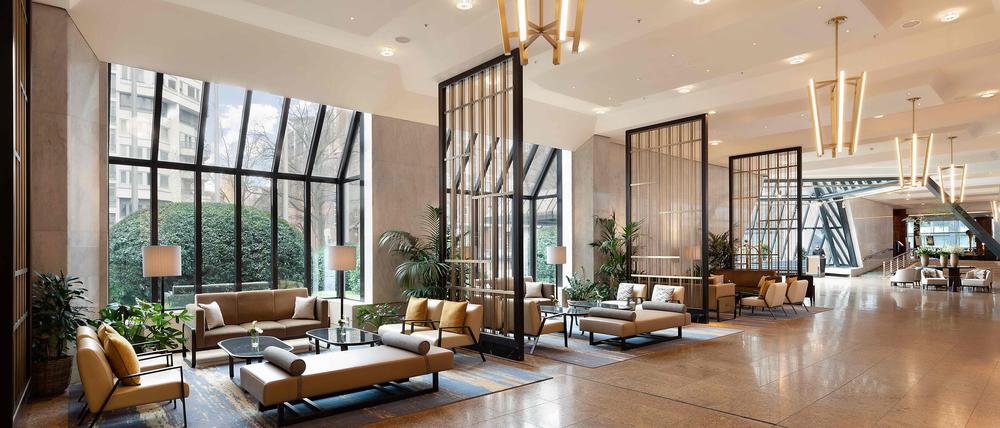 Luftige Nischen. Die neu gestaltete Lobby im Hotel InterContinental Berlin wirkt moderner und gleichzeitig anheimelnd.