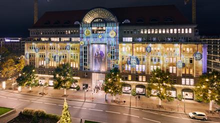 In der Weihnachtszeit schmücken Projektionen der Marke Ralph Lauren die Fassade des KaDeWe in der Tauentzienstraße.