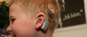 Nicht nur etwas für Erwachsene und Senior:innen: Hörgeräte helfen Betroffenen auch im Kindes- und Jugendalter.