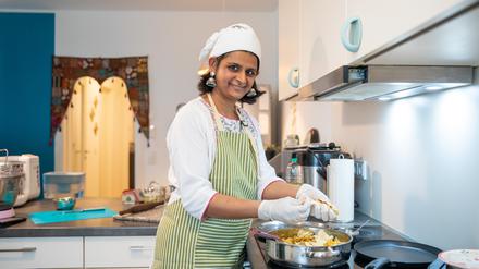 Köchin Suchitra Mohan kocht zu Hause in ihrer Kücher inische Gerichte aus ihrer Heimat für einen Lieferservice.