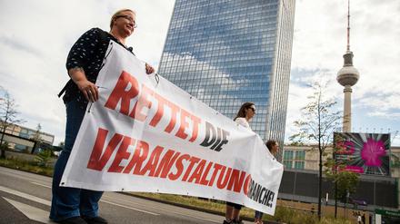 Besonders stark von Einschränkungen betroffen ist die Veranstaltungsbranche - hier ein Protest in Berlin vor einer Woche.