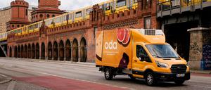 Seit Anfang der Woche gibt es in Berlin einen neuen Online-Supermarkt. Mit gelben Transportern liefert das norwegische Unternehmen Oda den Wocheneinkauf nach Hause.
