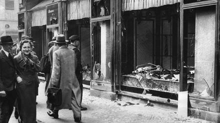 Nach der Pogromnacht. Viele Berliner haben sich an Plünderungen beteiligt oder in den folgenden Jahren geraubtes Eigentum günstig erworben.