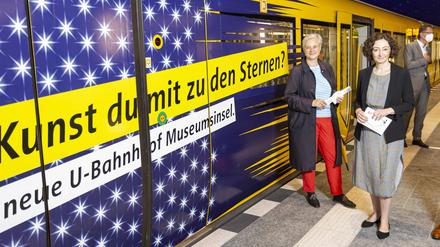 BVG-Chefin Eva Kreienkamp (links) und Wirtschaftssenatorin Ramona Pop (rechts) bei der Eröffnung des U-Bahnhofs Museumsinsel.