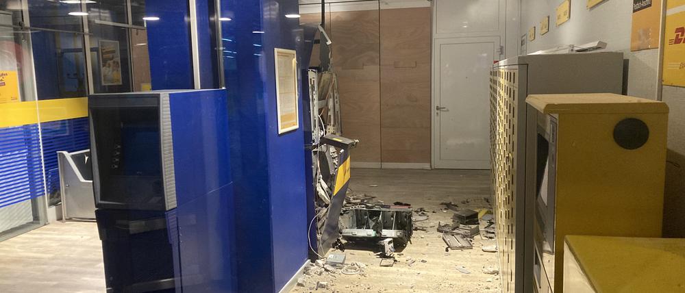 Ein Geldautomat der Postbank-Filiale in Berlin-Köpenick wurde in den frühen Morgenstunden des 14. Januars gesprengt. Täter entkamen mit Beute.