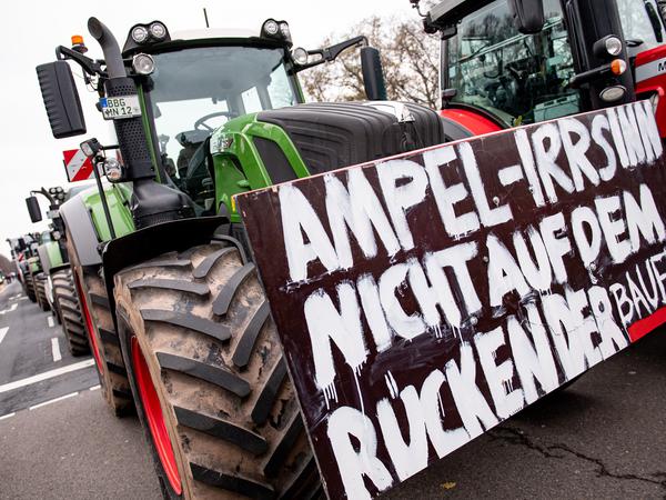 Unter dem Motto „Zu viel ist zu viel! Jetzt ist Schluss!“ demonstrieren Bauern und Unterstützer in Berlin.