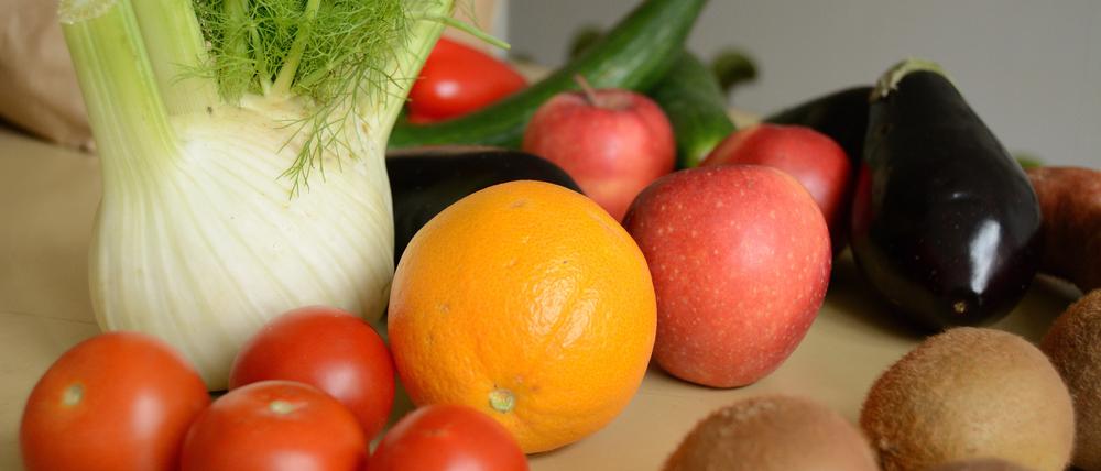 Die Fünf-Kilogramm-Tüte von Querfeld enthält neben einheimischen Gurken und Fenchel auch Orangen und Kiwi.