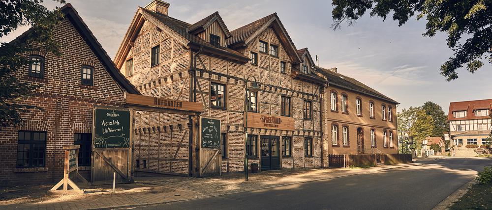Idyllische Lage. In Schlepzig, im Unterspreewald, haben drei Unternehmer aus Berlin eine Destillerie übernommen und ihre eigene Brauerei in dem Vierseithof gegründet.