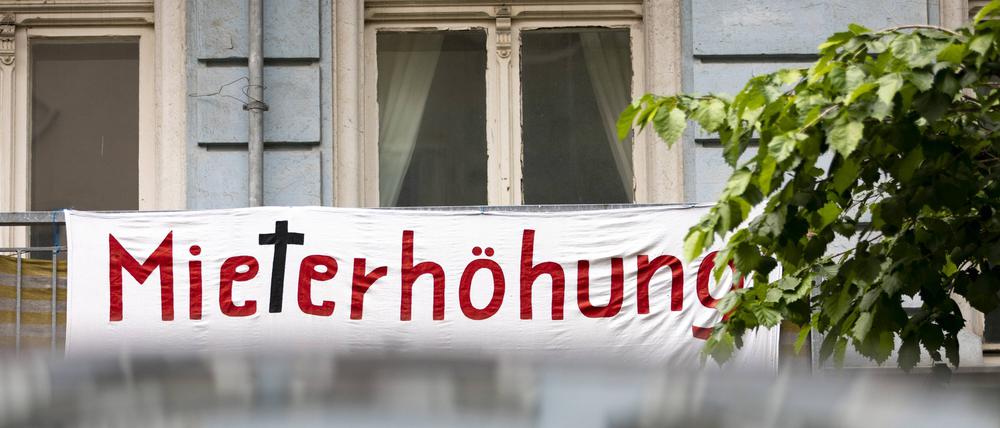 Ein Banner mit der Aufschrift Mieterhoehung hängt an einem Balkon einer Mietwohnung in Berlin.