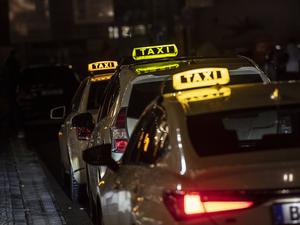 Taxis stehen am Hauptbahnhof in Berlin.