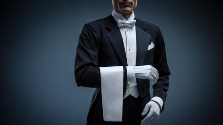 Frack und Handschuhe tragen moderne Butler nur in Ausnahmefällen. Die meisten Kunden erwarten lediglich ordentliche Freizeitkleidung, keine besondere Uniform.