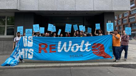 Nach der Verhandlung protestieren Lieferdienstkuriere vor dem Arbeitsgericht Berlin.