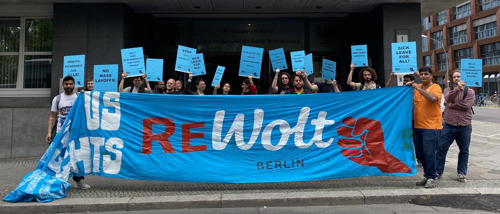 Nach der Verhandlung protestieren Lieferdienstkuriere vor dem Arbeitsgericht Berlin.