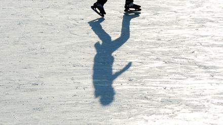 Eislaufen ist der Klassiker unter den winterlichen Aktivitäten in Berlin.