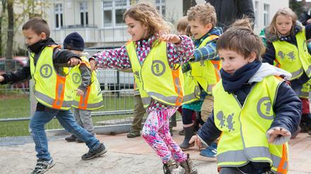 Die Kinder der Sonnenkita Athene erobern den wiedereröffneten Spielplatz an der Curtiusstraße in Lichterfelde.