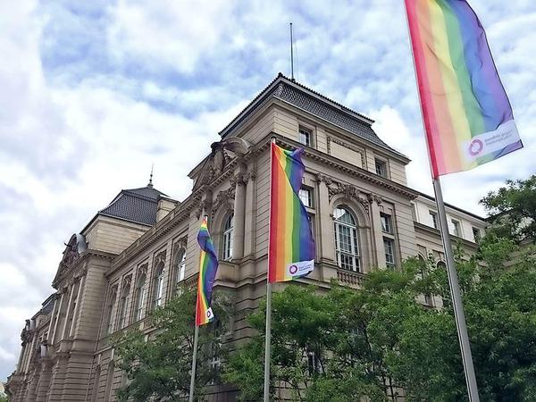 Das UdK-Hauptgebäude an der Hardenbergstraße. Derzeit wehen dort Regenbogenfahnen anlässlich der lesbisch-schwulen „Pride Weeks“.
