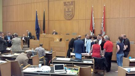 Diskussionen während der Sitzungsunterbrechung, links die CDU, rechts die SPD.