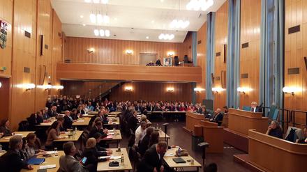 Die konstituierende Sitzung der Bezirksverordnetenversammlung am Donnerstag Abend. Mit Alterspräsident Lutz Ammer eröffnete erstmals ein Mitglied der AfD die Versammlung 