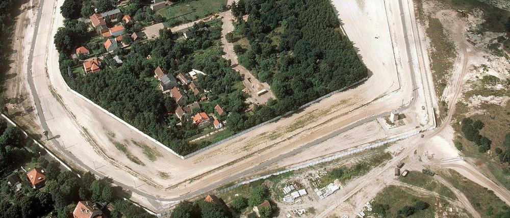 Luftaufnahme der Mauer um die West-Berliner Enklave Steinstücken 1989.