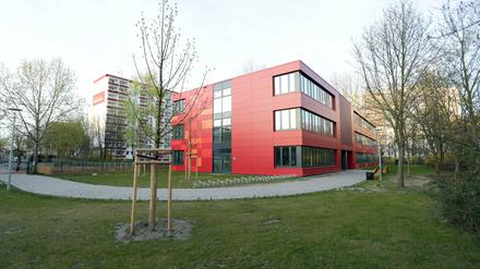 So ähnlich könnten auch die für Steglitz-Zehlendorf geplanten Modularen Unterkünfte aussehen: Blick auf ein Erweiterungmodul der Brodowin-Schule im April.2015 in Berlin-Hohenschönhausen. 