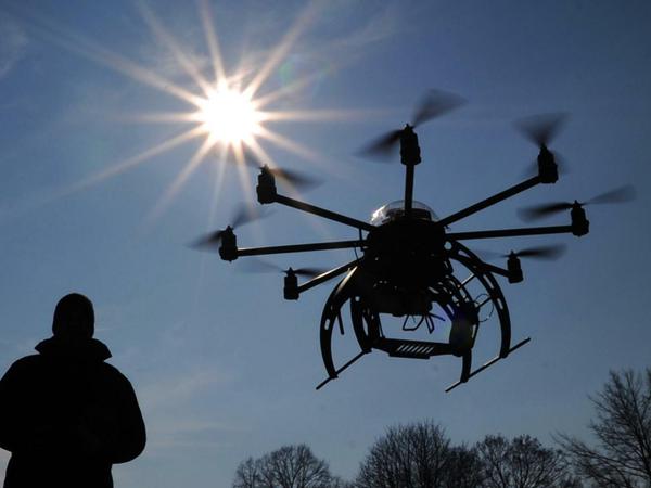 Für die einen Spielzeug, für andere ein Ärgernis - oft kommen Drohnen aber auch gewerblich zum Einsatz, etwa für Filmarbeiten 
