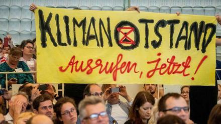 Menschen mit Transparent "Klimanotstand ausrufen, jetzt!".