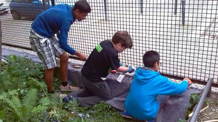 Im Einsatz für die Kita: Die drei jungen Helfer Justus, Jonas und Jakub reparierten zusammen mit unserem Autor den Zaun und pflegten den Garten.