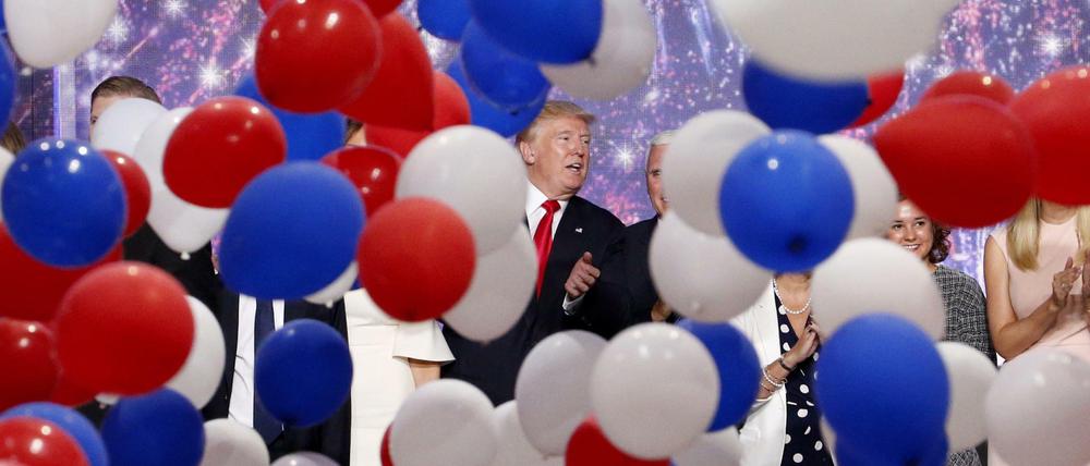 Jubel nach dem Wahlsieg bei seinen Fans: Der künftige republikanische Präsident Donald Trump (neben ihm sein "running mate", der künftige Vizepräsident Mike Pence)