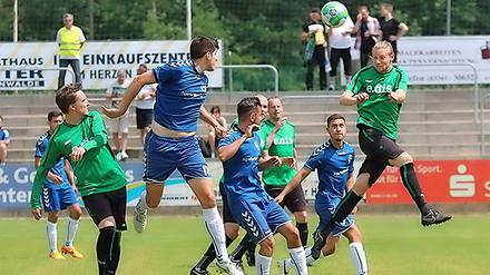 Hoch hinaus will Hertha 03 Zehlendorf (blau). Im Spitzenspiel am Freitag gegen den Tabellenführer aus Fürstenwalde will die "kleine" Hertha zeigen, dass sie zu Recht oben steht.