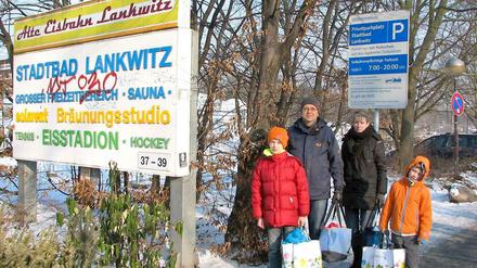 Fassungslos. Familie Brumm vor dem neuen Parkgebührenschild am Stadtbad Lankwitz.