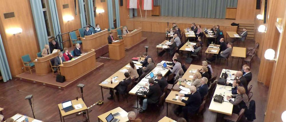 Die Sitzung der Bezirksverordnetenversammlung Steglitz-Zehlendorf war kurz und heftig, es gab Streit über eine Große Anfrage der SPD.