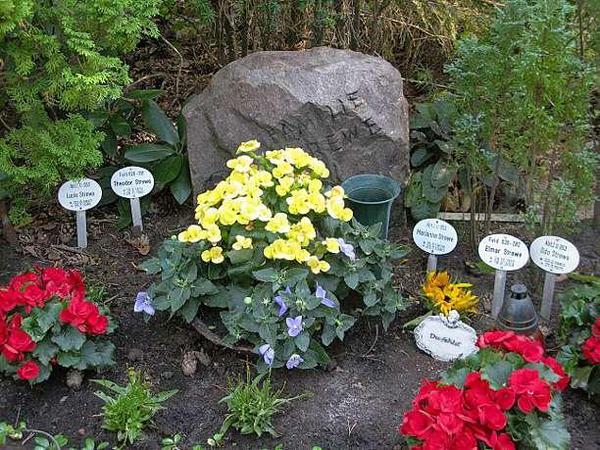 Mit 96 Jahren verstarb Lucie Strewe, ihr Grab ist auf dem Zehlendorfer Waldfriedhof zu finden.