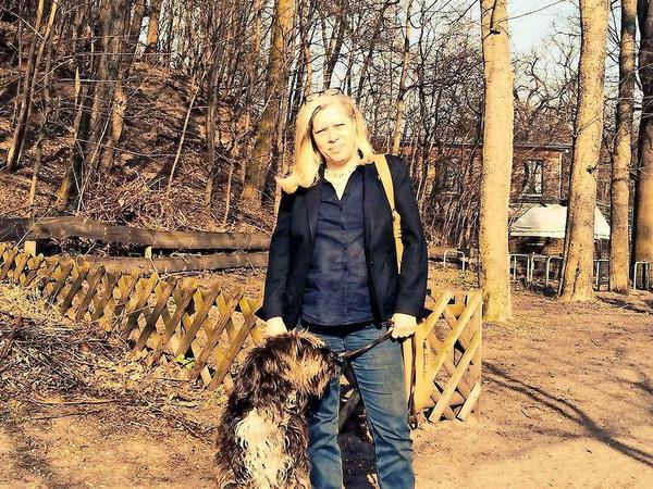 Christa Markl-Vieto, Grünen-Stadträtin in Steglitz-Zehlendorf, mit ihrem eigenen Hund am Schlachtensee.