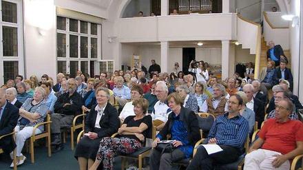 Großes Interesse an dem Religionen-Gespräch in Zehlendorf, die Plätze in der Kirche reichten kaum 