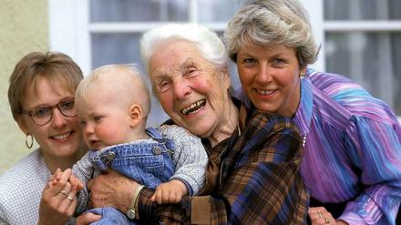 Vier Generationen vereint - wohl so manche moderne Mutter fragt sich: Wie haben unsere Großeltern unter erschwerten äußeren Bedingungen die "Familie zusammengehalten"?