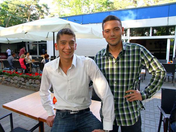 Jan Ozeir (links) und Sami El-Benni haben aus dem Vereinshaus von Hertha03 das "Golden Goal" gemacht; eine Sportbar, die gleichzeitig Restaurant und Club ist.