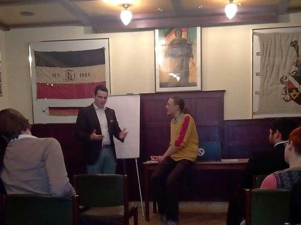 Raphael Fellmer diskutiert mit den anwesenden Gästen in Zehlendorf.