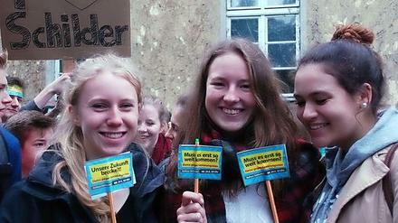 Schülerinnen auf einer von Jugendlichen selbst organisierten Demonstration Ende Juni im Bezirk Steglitz-Zehlendorf gegen kaputte Schulen.