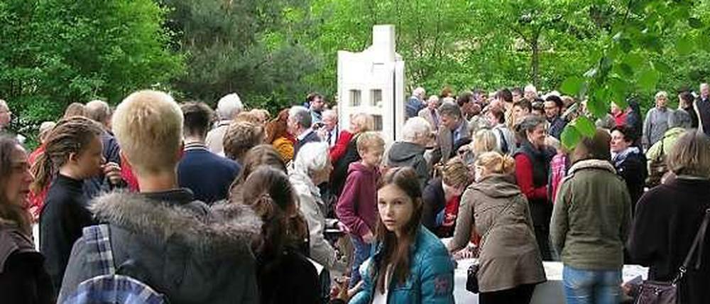 Gedenken und Gedenkort für die Stillen Helden von Kleinmachnow. 69 Jahre nach dem Ende des Zweiten Weltkriegs wurde eine Gedenkstele eingeweiht.