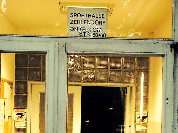 Eingang zur Onkel-Tom-Sporthalle in Berlin-Zehlendorf in der gleichnamigen Straße gelegen. Aktuelle Fotos aus der Notunterkunft hat der Wachschutz verhindert.
