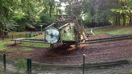Leider morsch. Der Holz-Flieger im Bäke-Park in Lichterfelde, den die Kinder so toll fanden, musste abgebaut werden. Jetzt soll ein Ufo landen...