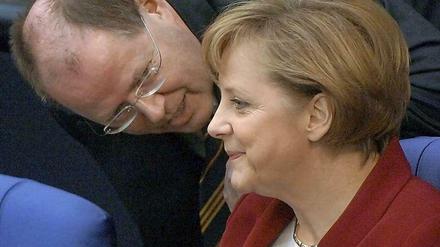 Kukuuk...Hallo, wollen jetzt mal reden? Peer Steinbrück und Angela Merkel aus dem Jahr 2005.