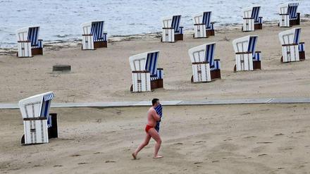 Vier Grad - ab ins Wasser! Ein paar Schwimmfreunde kamen trotz des Winterwetters zum Anbaden im Strandbad Wannsee. 