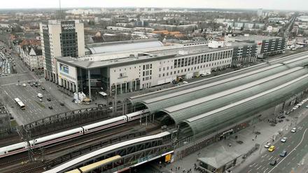 Vorn der große Bahnhof Berlin-Spandau, dahinter die Arcaden mit dem 54-Meter-Turm. Das Foto entstand vom Rathausturm.