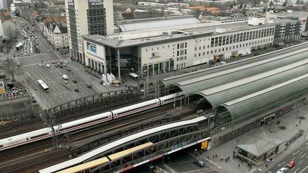 Berlins Verkehrsknoten im Westen der Stadt: Spandau. Hier müssen alle durch - ob Pendler oder ICE-Reisende.