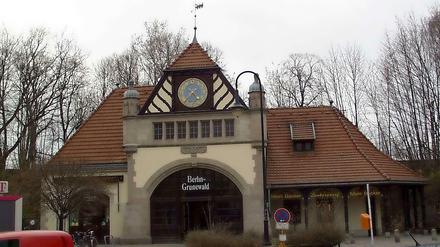 Das Eingangsgebäude des Bahnhofs Grunewald. 