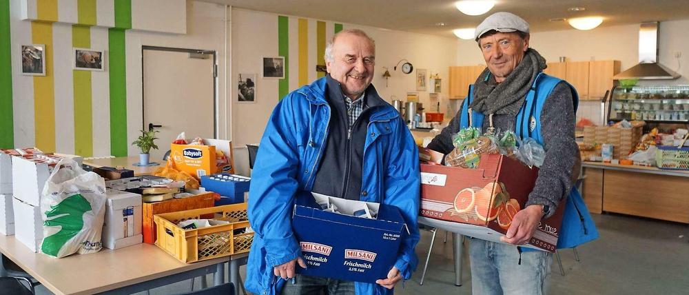 Die Küche füllt sich wieder. Jürgen Küpper, ehrenamtlicher Helfer der Bahnhofsmission (li.), und Leiter Dieter Puhl räumten am Mittwoch gespendete Lebensmittel ein. 