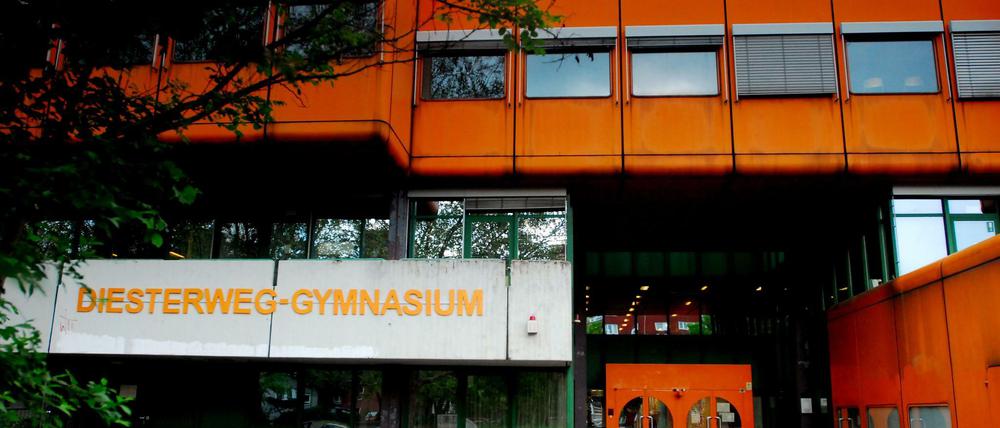 Das knallig orangefarbene Gebäudes des Diesterweg-Gymnasiums in Berlin-Mitte.