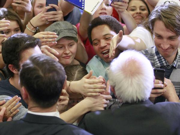 Bernie Sanders gewinnt in den Vorwahlen vor allem die Stimmen der Studenten und vieler junger Frauen.